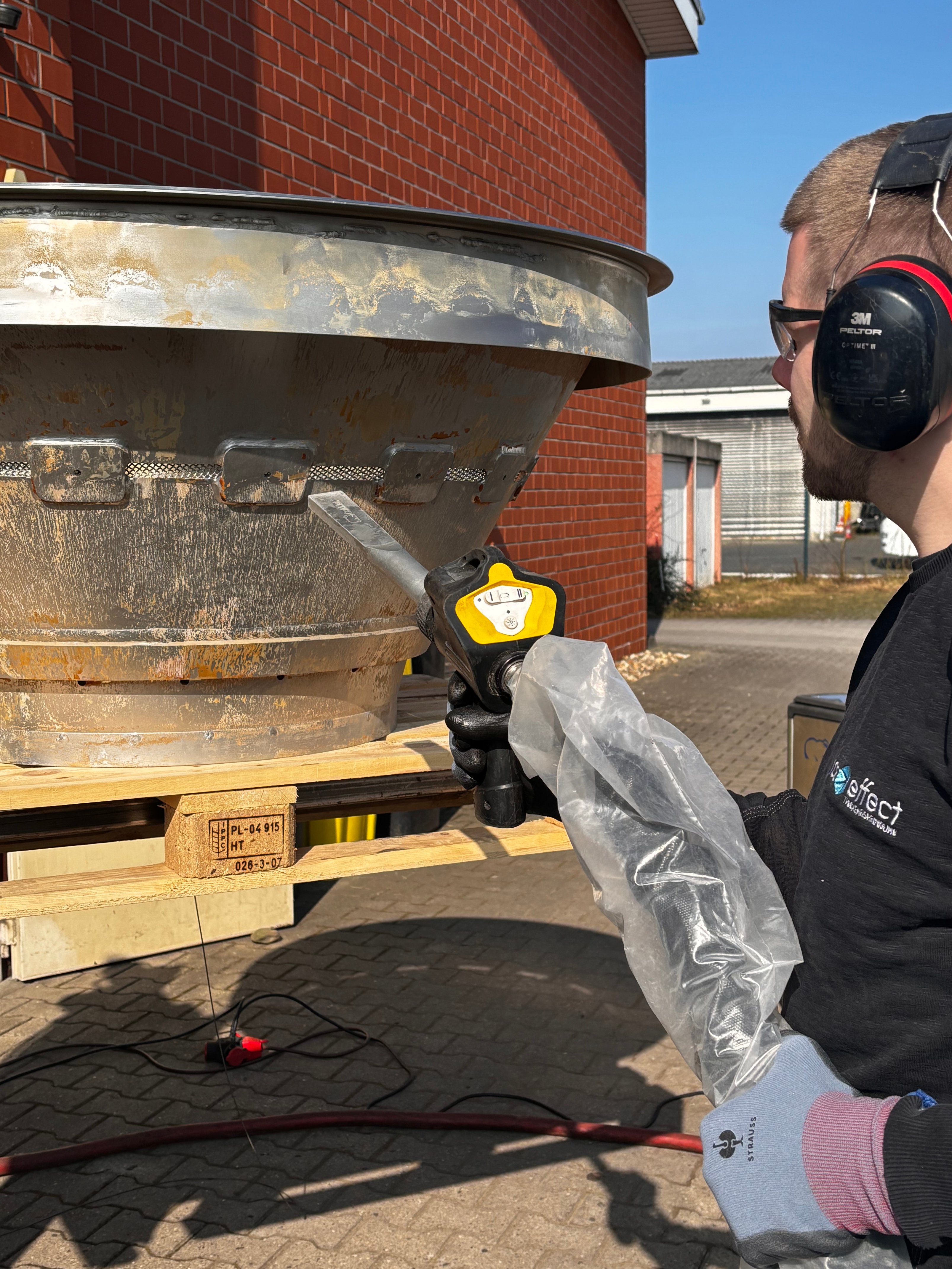 Trockeneisstrahlen von Dienstleister IceEffect an Zuckerzentrifugen mit Cold Jet Trockeneisstrahlgeräten