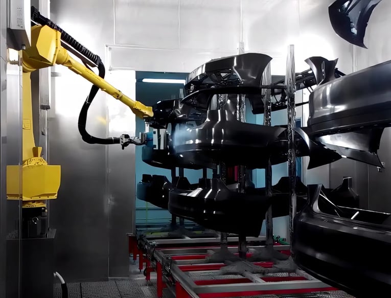 Robotergestützte Trockeneisreinigung in einer automatisierten Produktionslinie zur industriellen Oberflächenbearbeitung und Bauteilreinigung