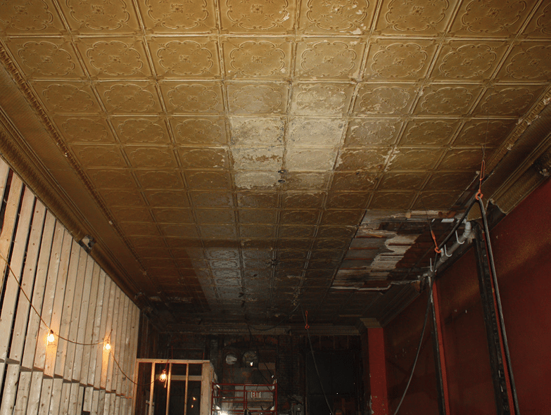 Bleifarbe und andere Ablagerungen, die sicher von Zinndeckenplatten