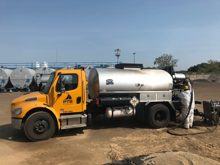 Trockeneisstrahlen verkürzt die Reinigungszeit eines Asphalt-Lkw von einer Woche auf einen Tag