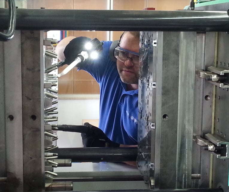 Hans Geiger verwendet Cold Jet Trockeneisstrahlen um Spritzgussformen zu reinigen