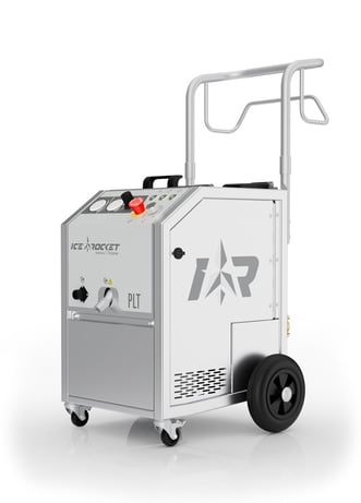 Freigestellte Ansicht des mobilen Einstiegs-Trockeneisstrahlgeräts Cold Jet IceRocket PLT. Die silberne Maschine hat ein schwarzes Bedienfeld mit analoger Anzeige, einen roten Not-Aus-Knopf und eine Kombination aus kleinen Lenkrollen und großen festen Rädern.