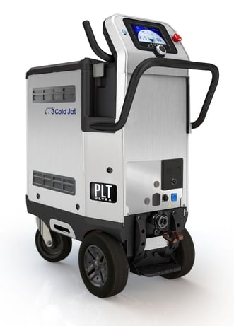 Freigestellte Ansicht des mobilen Trockeneisstrahlgeräts Cold Jet PLT Ultra. Die Maschine hat ein Gehäuse aus silbernem Metall, ein schwarzes Bedienfeld mit digitalem Display und einem roten Not-Aus-Knopf, sowie robuste Räder für den industriellen Einsatz.