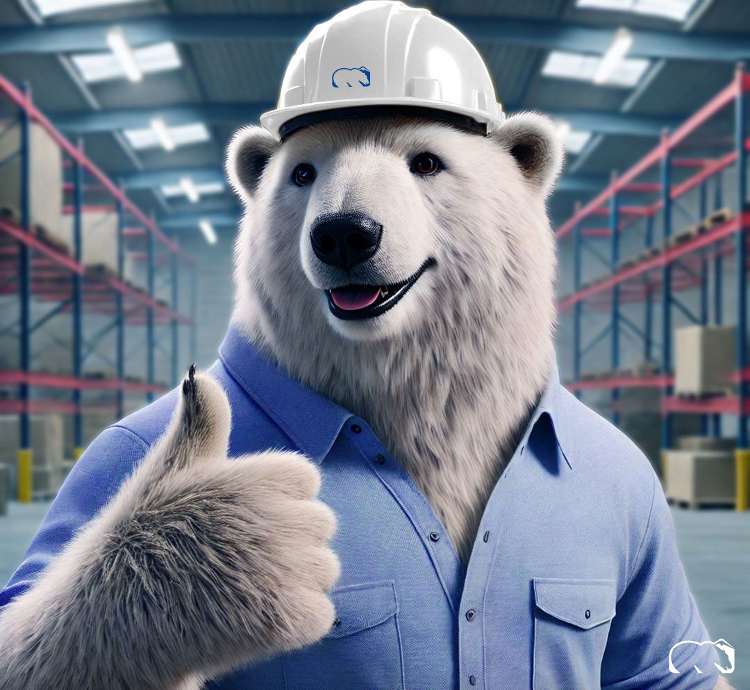  Ein anthropomorpher Eisbär in einem weißen Schutzhelm und einem hellblauen Arbeitshemd steht in einer gut organisierten Lagerhalle mit Regalen voller Waren und zeigt einen Daumen hoch. Das Bild symbolisiert die Bedeutung von Ordnung, Sauberkeit und Sicherheit in der industriellen Arbeitsumgebung, wie sie im Blogartikel zu den 5S-Methoden und der Kryoreinigung beschrieben wird.