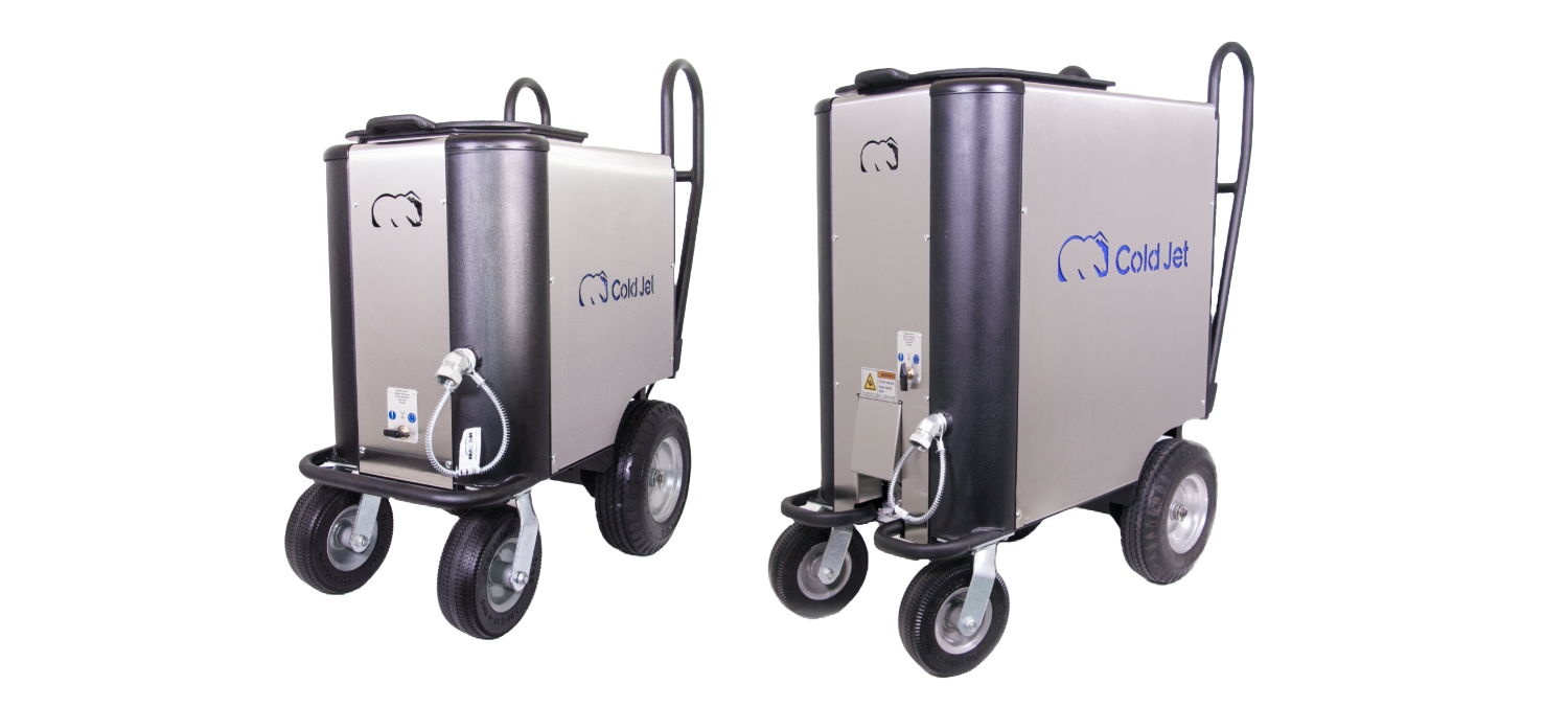 Zwei nebeneinander stehende, mobile Trockeneisstrahlgeräte der Cold Jet Aero FP Serie (40FP und 80FP) auf einem grauen Hintergrund. Die silbernen Maschinen haben große, schwenkbare Räder und einen robusten Rahmen.