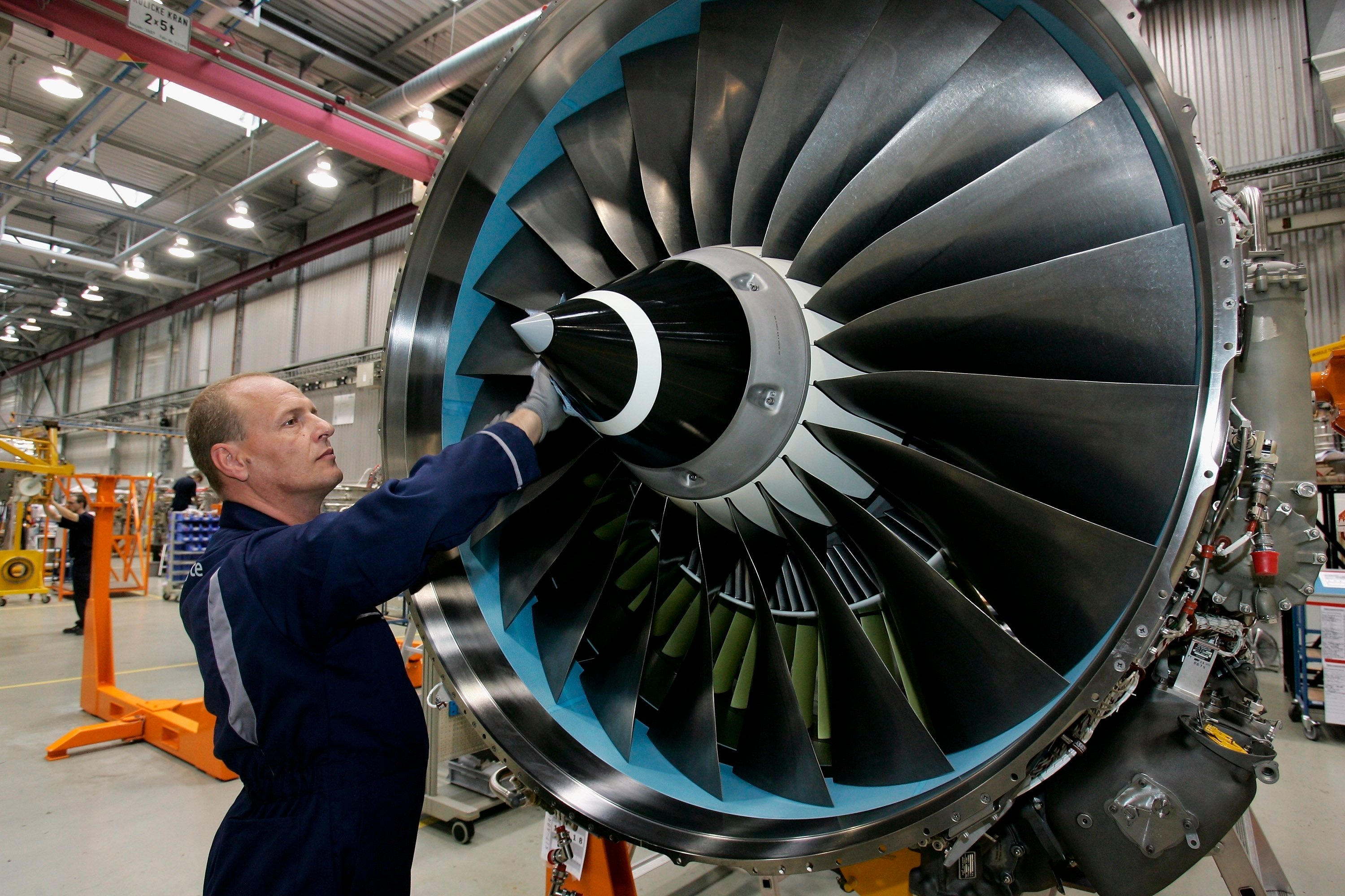 Inspektion eines Flugzeugtriebwerks im Rahmen der Luftfahrtinstandhaltung (MRO)