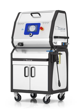 Freigestellte, schräge Ansicht des mobilen Trockeneisstrahlgeräts Cold Jet Aero2 PCS Ultra. Die silberne Maschine mit schwarzem Logo, digitalen Bedienelementen und robusten Rädern ist für Präzisionsreinigung konzipiert.