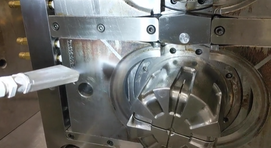 Industrielle Medizinform die mit Trockeneisstrahlen gereinigt wird an einer Maschine