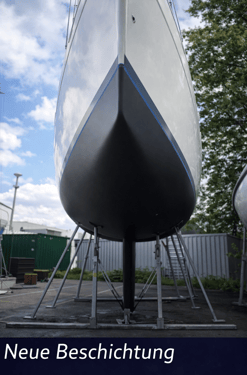 Schiffsrumpf nach Trockeneisreinigung mit neuer Antifouling-Beschichtung im Trockendock