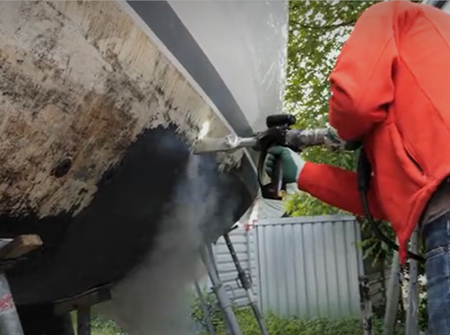 Bootsreinigung und maritime Wartung: Methoden für Schiffsrümpfe und industrielle Flotten